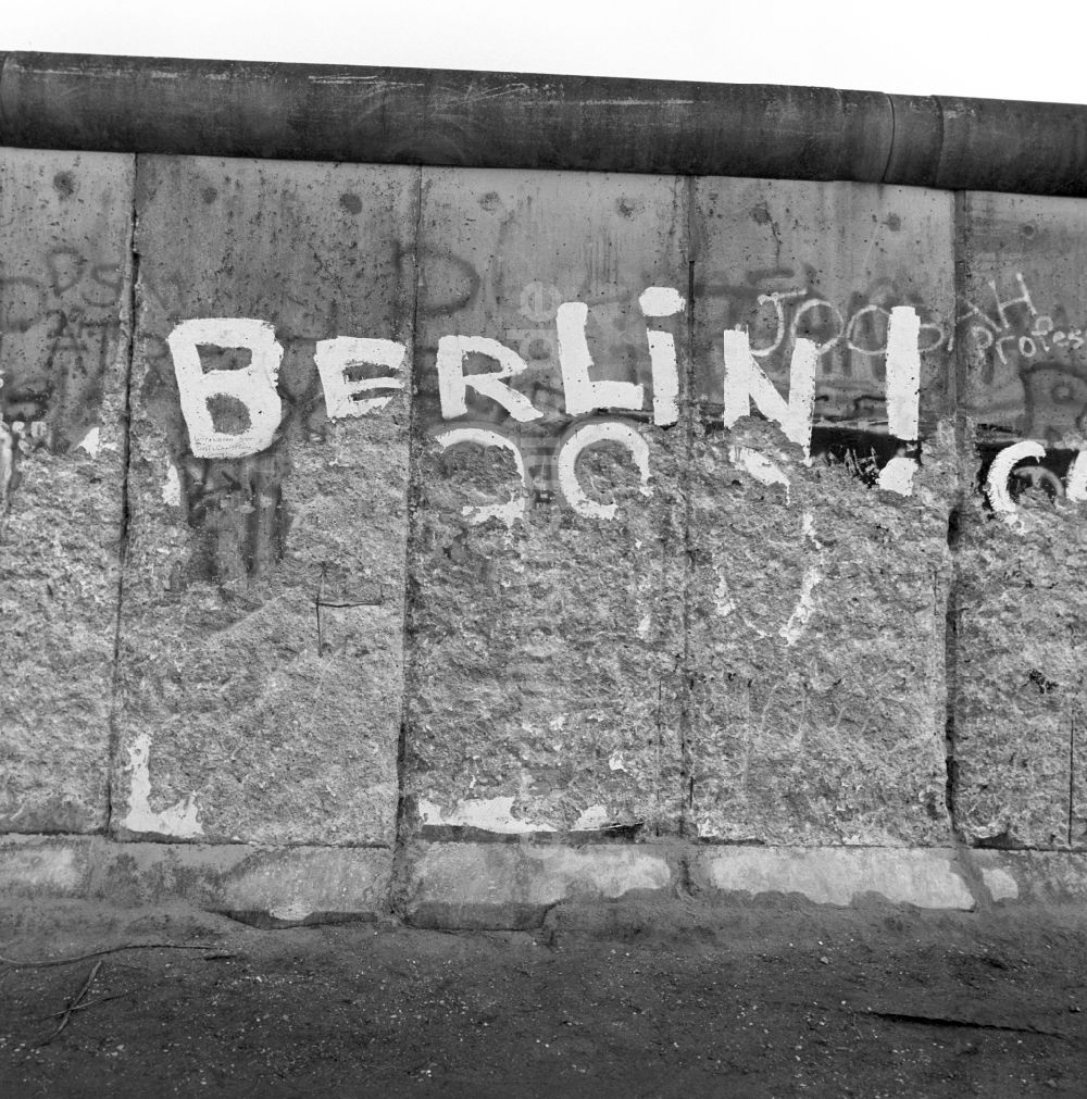 DDR-Fotoarchiv: Berlin - Symbolbild vom beginnenden Abriss der Mauer in Berlin
