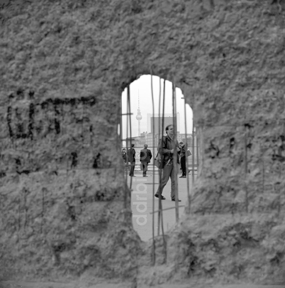 Berlin: Symbolbild - Ein Loch in der Mauer: Blick nach Ost-Berlin