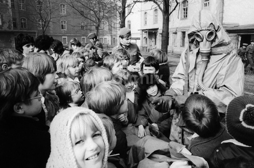 Berlin: Tag der Nationalen Volksarmee (NVA) in der Kaserne des Wachregimentes „Friedrich Engels“ in Berlin, der ehemaligen Hauptstadt der DDR, Deutsche Demokratische Republik