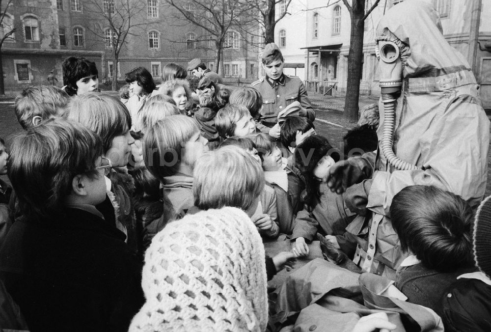 DDR-Bildarchiv: Berlin - Tag der Nationalen Volksarmee (NVA) in der Kaserne des Wachregimentes „Friedrich Engels“ in Berlin, der ehemaligen Hauptstadt der DDR, Deutsche Demokratische Republik