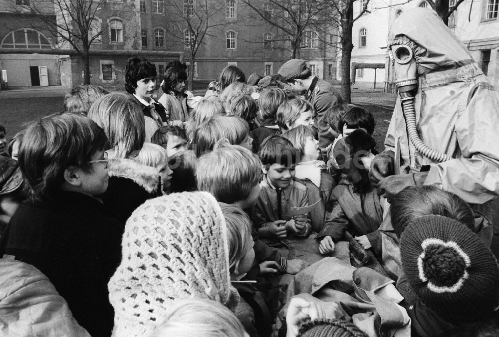 DDR-Fotoarchiv: Berlin - Tag der Nationalen Volksarmee (NVA) in der Kaserne des Wachregimentes „Friedrich Engels“ in Berlin, der ehemaligen Hauptstadt der DDR, Deutsche Demokratische Republik