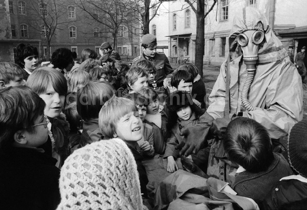 Berlin: Tag der Nationalen Volksarmee (NVA) in der Kaserne des Wachregimentes „Friedrich Engels“ in Berlin, der ehemaligen Hauptstadt der DDR, Deutsche Demokratische Republik