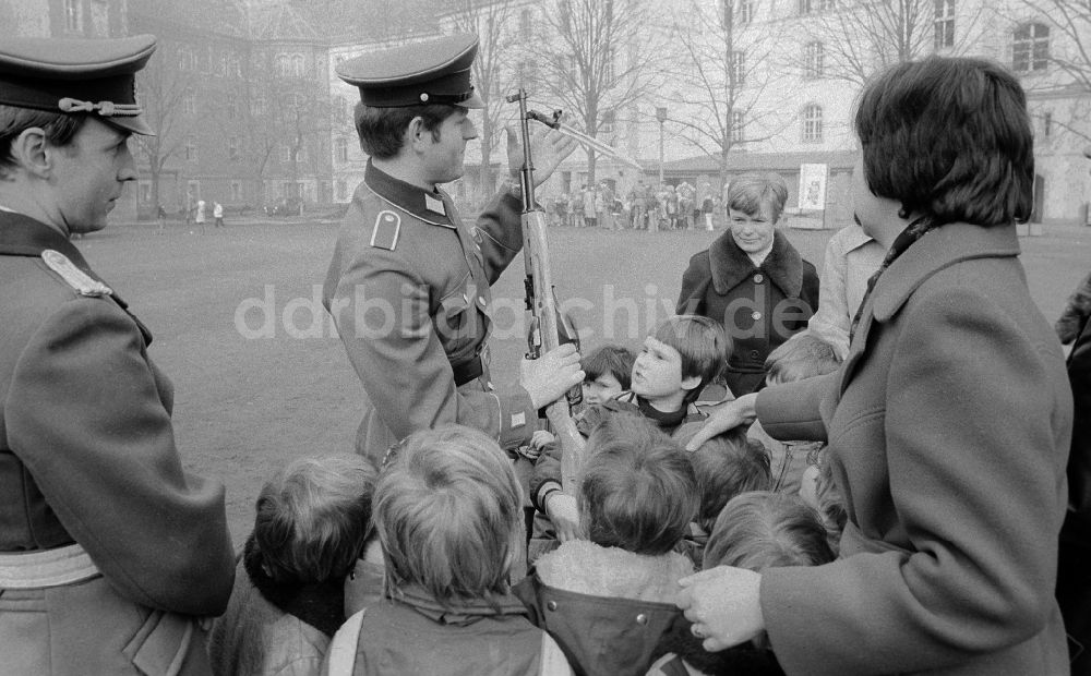 DDR-Fotoarchiv: Berlin - Tag der Nationalen Volksarmee (NVA) in der Kaserne des Wachregimentes „Friedrich Engels“ in Berlin, der ehemaligen Hauptstadt der DDR, Deutsche Demokratische Republik