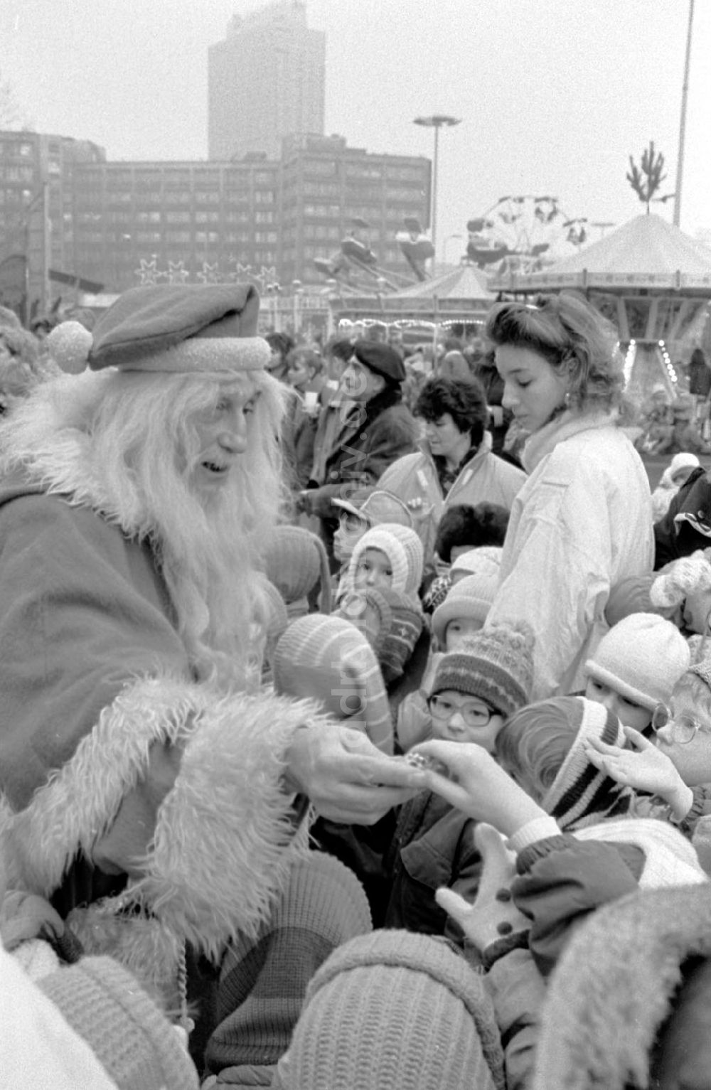 DDR-Bildarchiv: Berlin-Mitte - Tag der Vorschulkinder auf dem Berliner Weihnachtsmarkt 12.12.89 Foto: Grahn Umschlagnummer: 1501