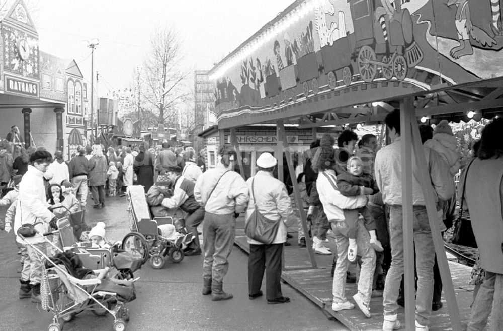 DDR-Fotoarchiv: Berlin-Mitte - Tag der Vorschulkinder auf dem Berliner Weihnachtsmarkt 12.12.89 Foto: Grahn Umschlagnummer: 1501