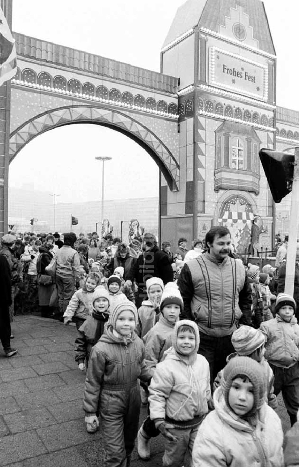 DDR-Fotoarchiv: unbekannt - Tag der Vorschulkinder auf dem Weihnachtsmarkt Ort: unbekannt Foto: Winkler