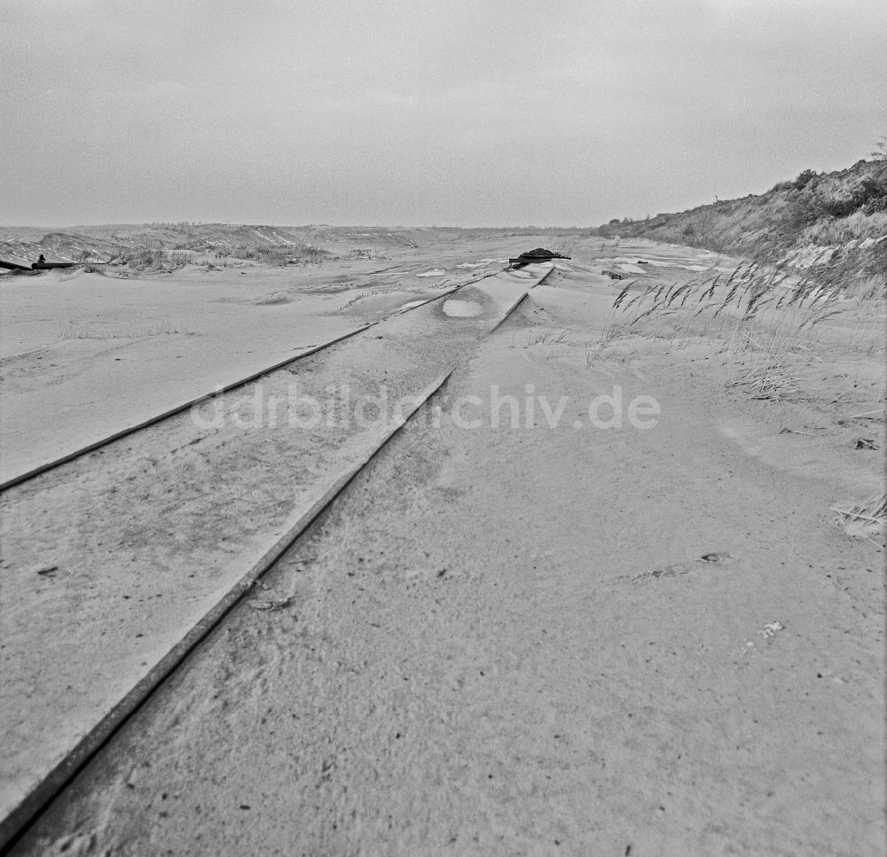 DDR-Fotoarchiv: Boxberg/Oberlausitz - Tagebaugelände mit sandbedeckten Transport- Schienen in Boxberg/Oberlausitz in der DDR