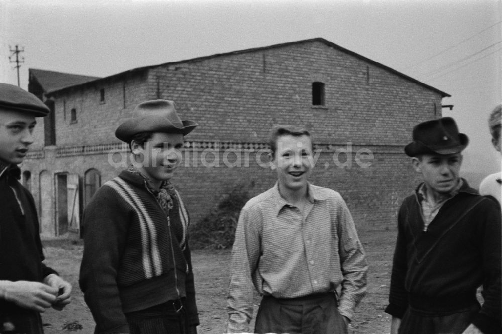 DDR-Fotoarchiv: Werneuchen - Tagesende der Kartoffel- Ernte für Schüler einer 9. Klasse in Werneuchen, Brandenburg, DDR