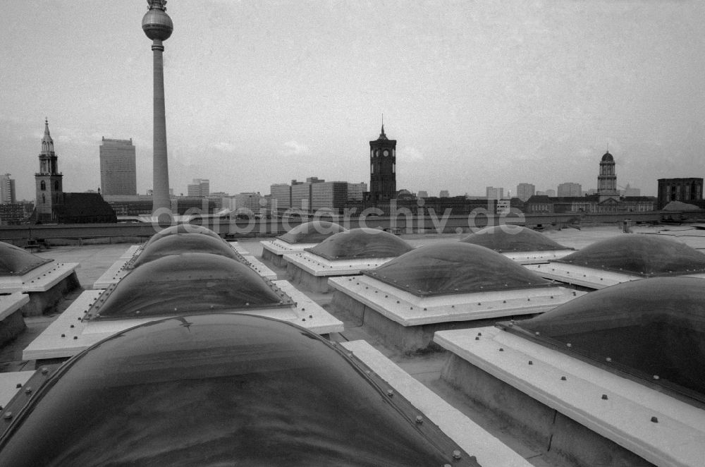 Berlin: Tageslichtkuppeln auf dem Dach vom Palast der Republik in Berlin, der ehemaligen Hauptstadt der DDR, Deutsche Demokratische Republik