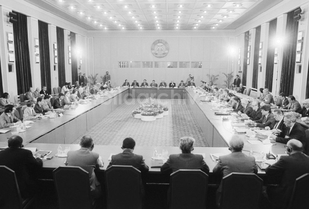 DDR-Fotoarchiv: Berlin - Tagung des Rates für gegenseitige Wirtschaftshilfe (RGW) im Schloss Berlin-Niederschönhausen in Berlin, der ehemaligen Hauptstadt der DDR, Deutsche Demokratische Republik