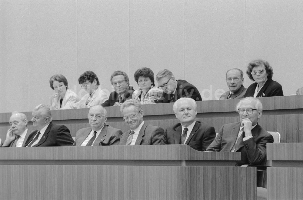 DDR-Fotoarchiv: Berlin - 9. Tagung der 9. Volkskammer der DDR in Berlin, der ehemaligen Hauptstadt der DDR, Deutsche Demokratische Republik