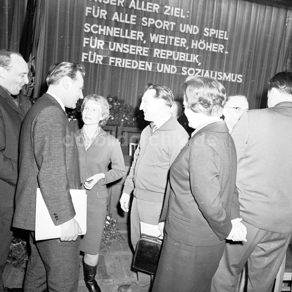 DDR-Fotoarchiv: Berlin - Tagung des Zentralen Spartakiadekomitees auf seiner zweiten Sitzung im Haus des Zentralrates der FDJ in Berlin