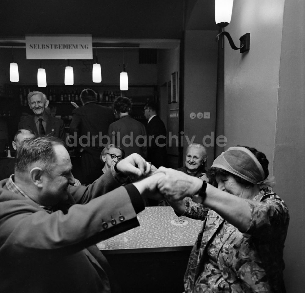 DDR-Bildarchiv: Leipzig - Tanzendes Paar in einem Restaurant in Leipzig im Bundesland Sachsen auf dem Gebiet der ehemaligen DDR, Deutsche Demokratische Republik