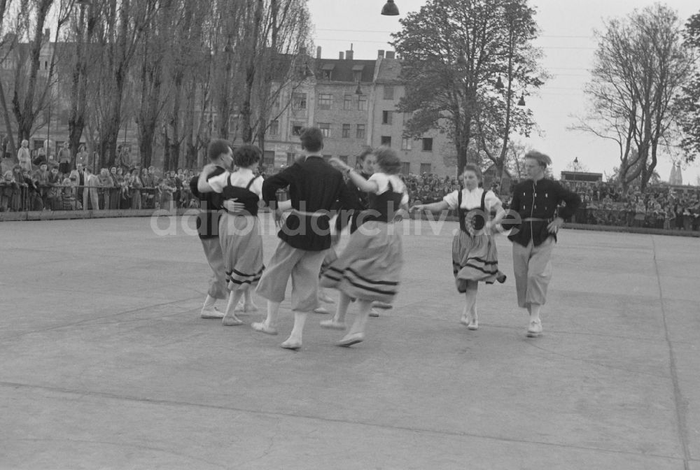 DDR-Fotoarchiv: Halberstadt - Tanzgruppe des Folkloreensembles in Halberstadt in Sachsen-Anhalt in der DDR