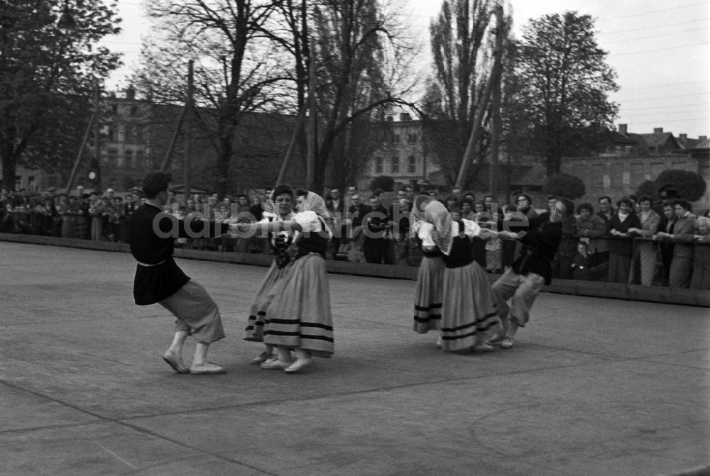 Halberstadt: Tanzgruppe des Folkloreensembles in Halberstadt in Sachsen-Anhalt in der DDR