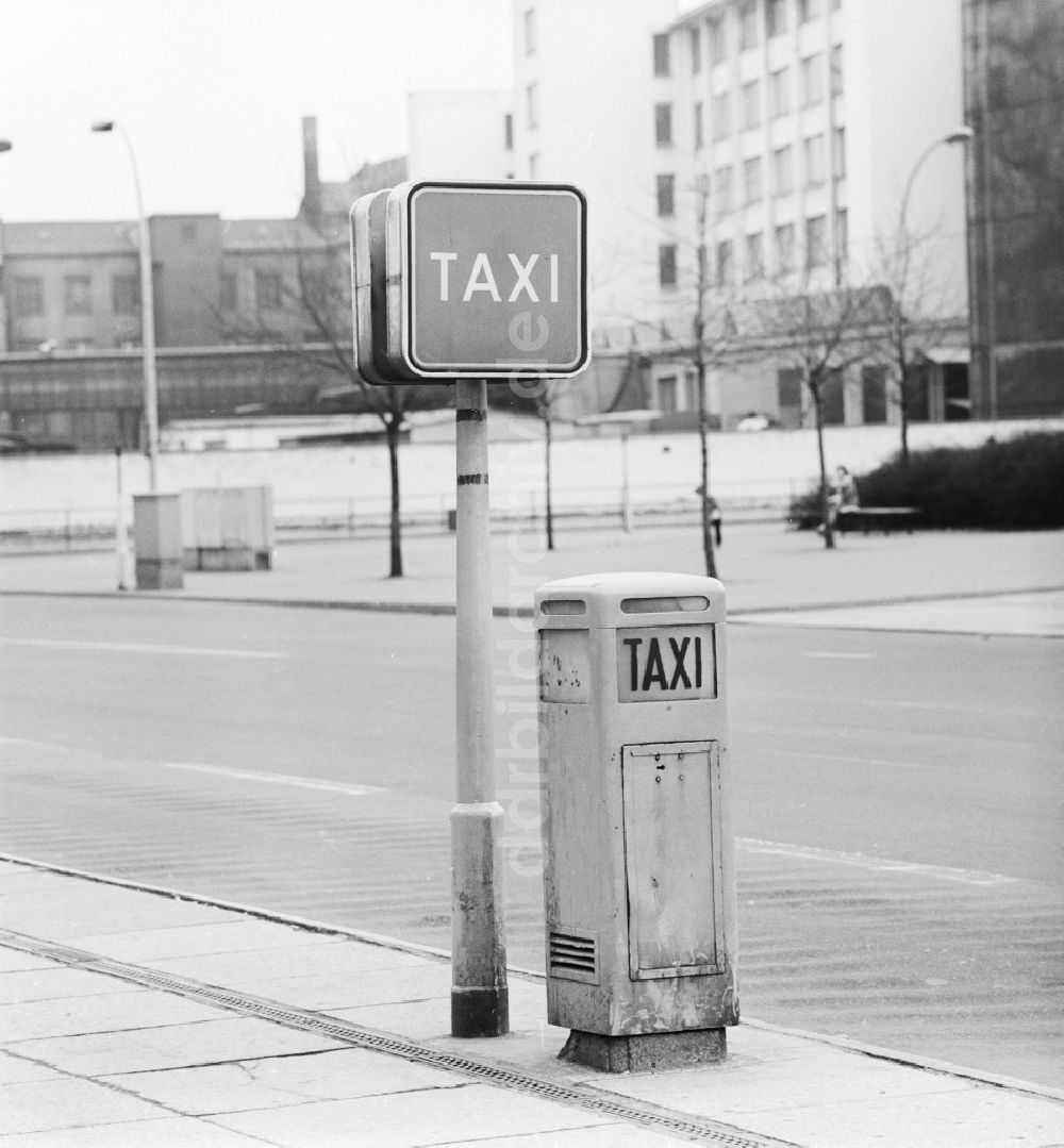 DDR-Fotoarchiv: Berlin - Taxi Stand am Ostbahnhof in Berlin- Friedrichshain