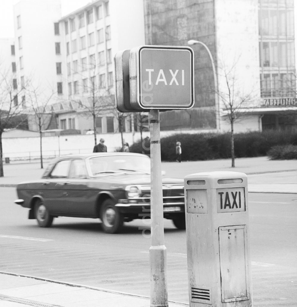 Berlin: Taxi Stand am Ostbahnhof in Berlin- Friedrichshain