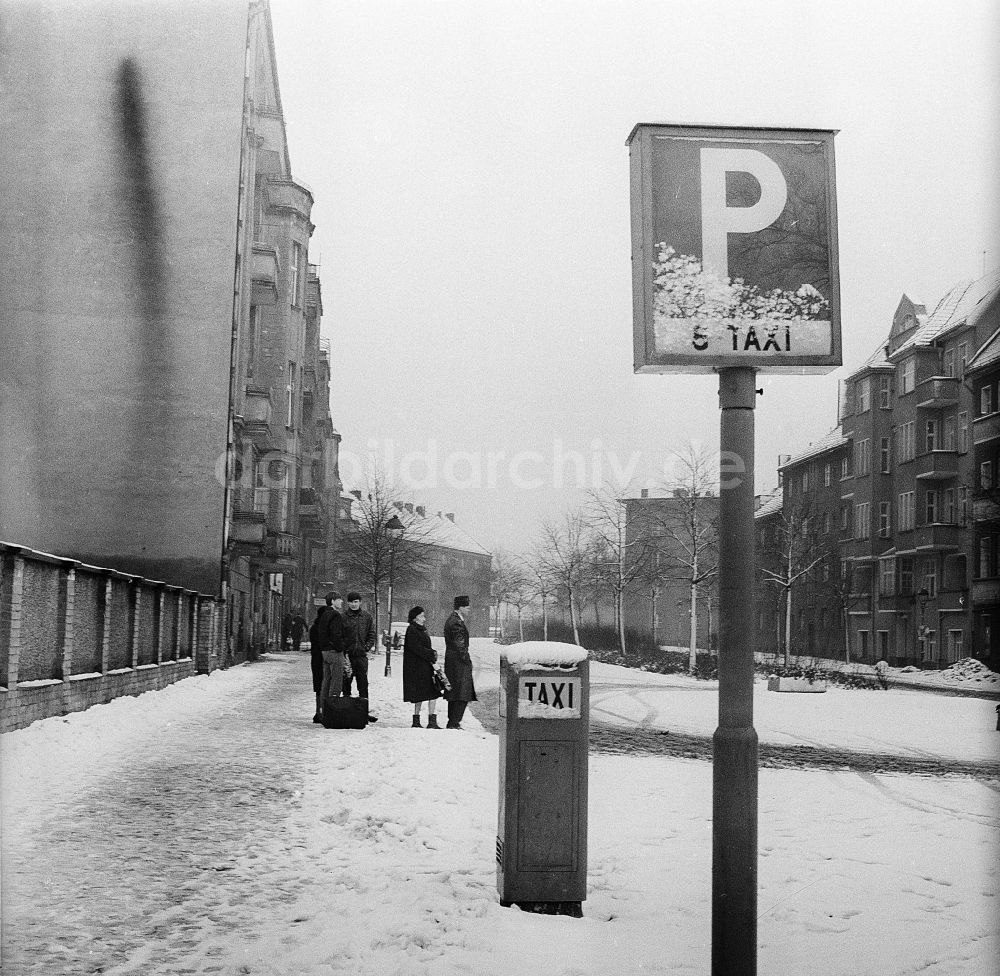 Berlin: Taxi Stand im winterlich verschneiten Berlin, der ehemaligen Hauptstadt der DDR, Deutsche Demokratische Republik