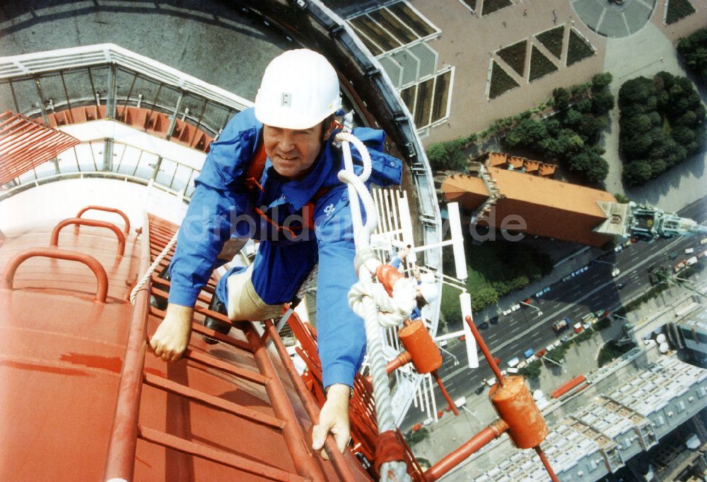 DDR-Fotoarchiv: Berlin - Techniker am Antennenträger des Berliner Fernsehturm in Berlin