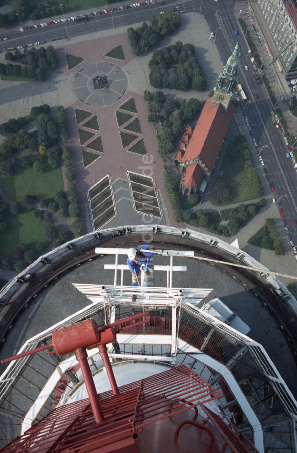 DDR-Bildarchiv: Berlin - Techniker am Antennenträger des Berliner Fernsehturm in Berlin