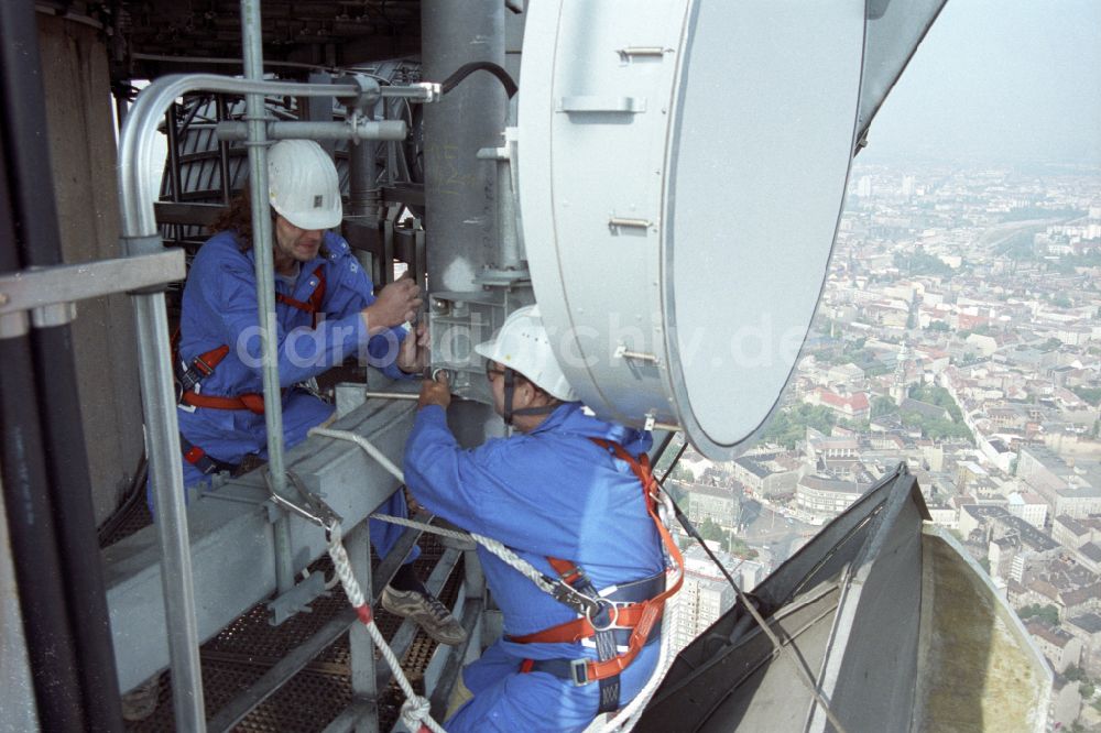 DDR-Bildarchiv: Berlin - Techniker am Antennenträger des Berliner Fernsehturm in Berlin