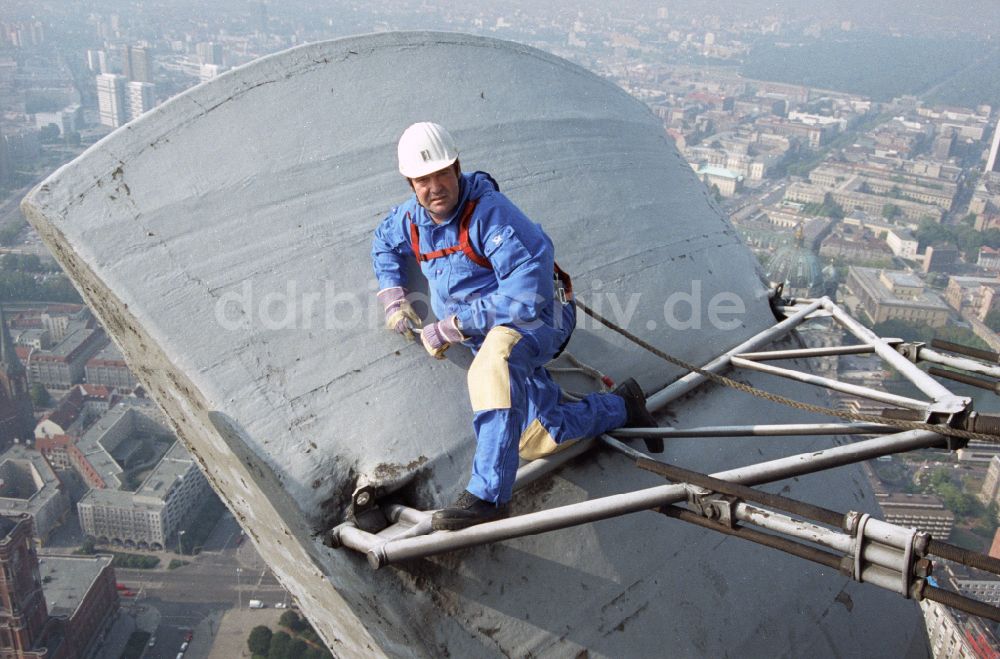 Berlin: Techniker am Antennenträger des Berliner Fernsehturm in Berlin