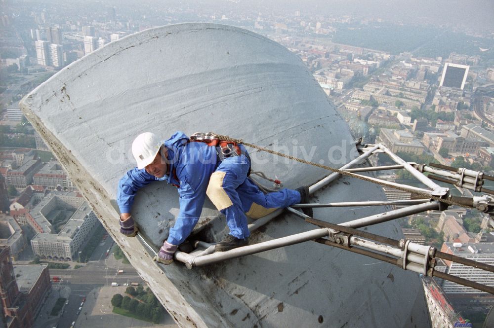 Berlin: Techniker am Antennenträger des Berliner Fernsehturm in Berlin