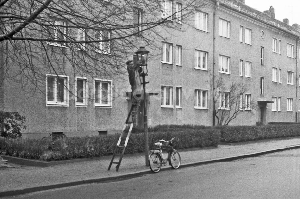 DDR-Bildarchiv: Dresden - Techniker bei Wartungsarbeiten an einer Gaslaterne in Dresden in der DDR