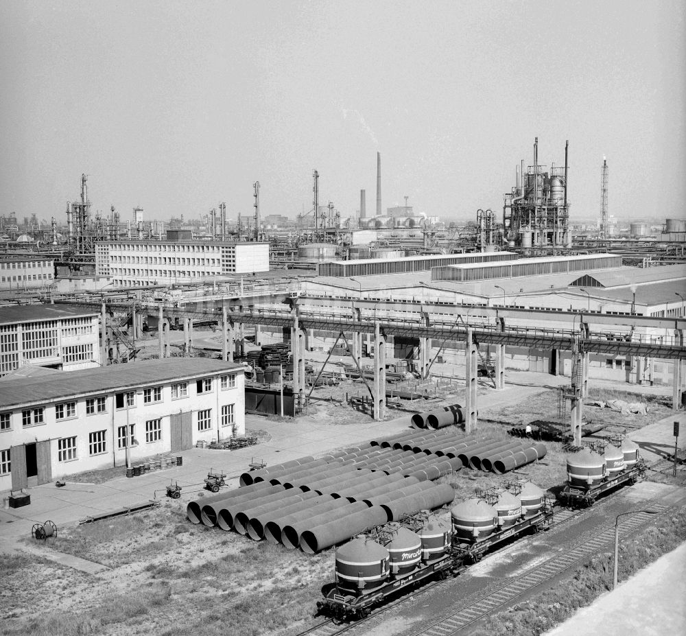 Leuna: Technische Anlagen und Produktionsmittel der VEB Leuna-Werke Walter Ulbricht in Leuna in Sachsen-Anhalt in der DDR
