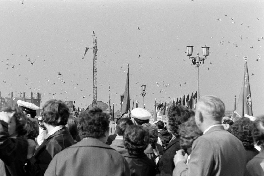 Berlin: Teilnehmer der Demonstration zum 1. Mai auf den Straßen in Berlin in der DDR