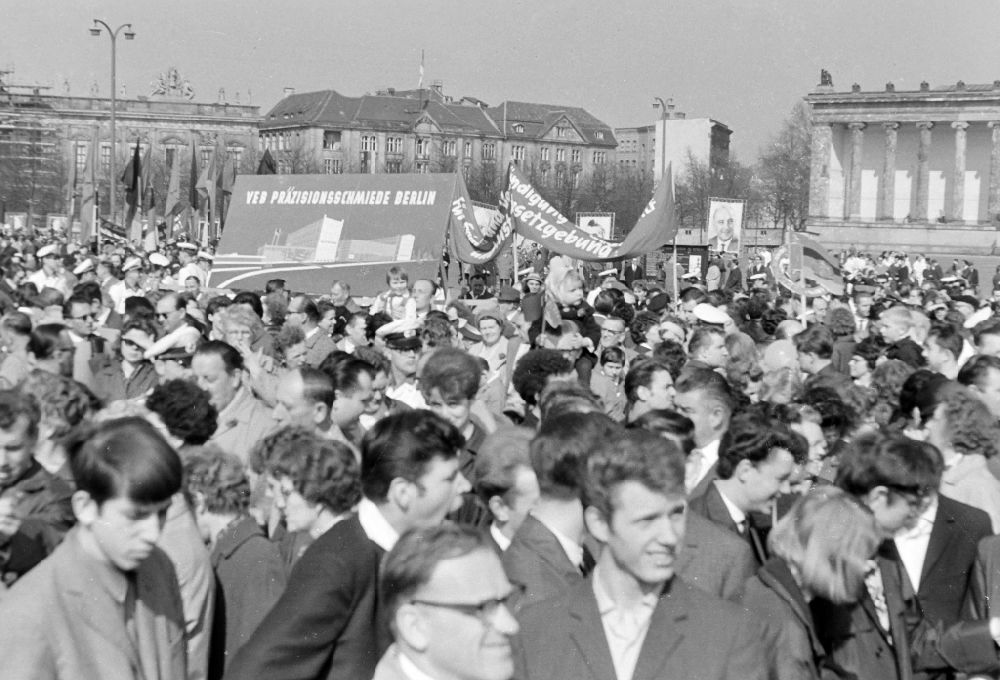 DDR-Bildarchiv: Berlin - Teilnehmer der Demonstration zum 1. Mai auf den Straßen in Berlin in der DDR