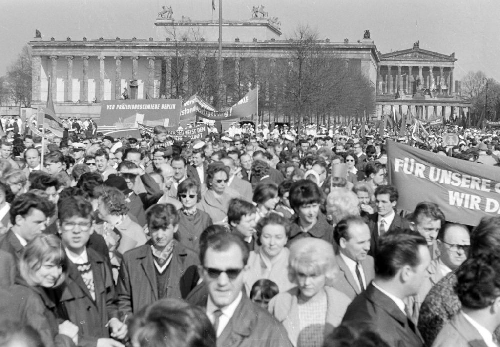 DDR-Fotoarchiv: Berlin - Teilnehmer der Demonstration zum 1. Mai auf den Straßen in Berlin in der DDR
