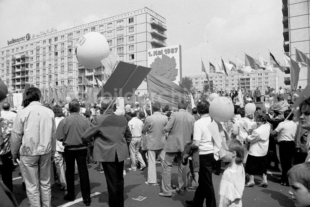 Berlin: Teilnehmer des Demonstrationszuges zum 1. Mai auf den Straßen in Berlin in der DDR