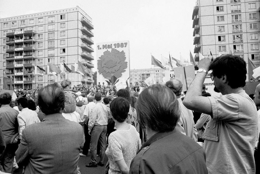 DDR-Bildarchiv: Berlin - Teilnehmer des Demonstrationszuges zum 1. Mai auf den Straßen in Berlin in der DDR