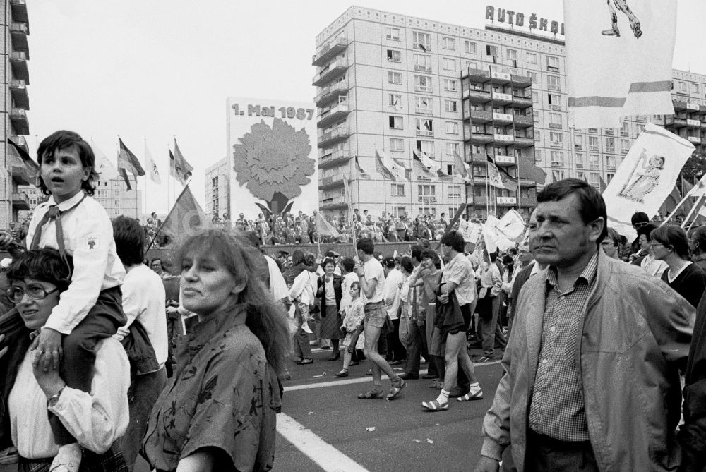 Berlin: Teilnehmer des Demonstrationszuges zum 1. Mai auf den Straßen in Berlin in der DDR
