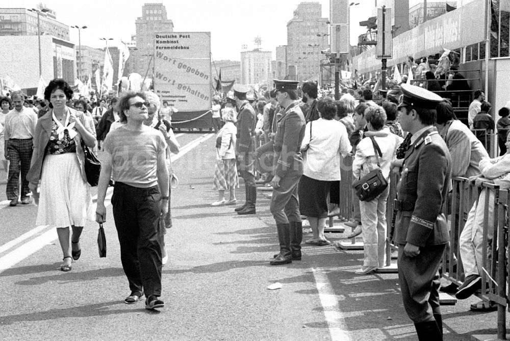 DDR-Fotoarchiv: Berlin - Teilnehmer des Demonstrationszuges zum 1. Mai auf den Straßen in Berlin in der DDR