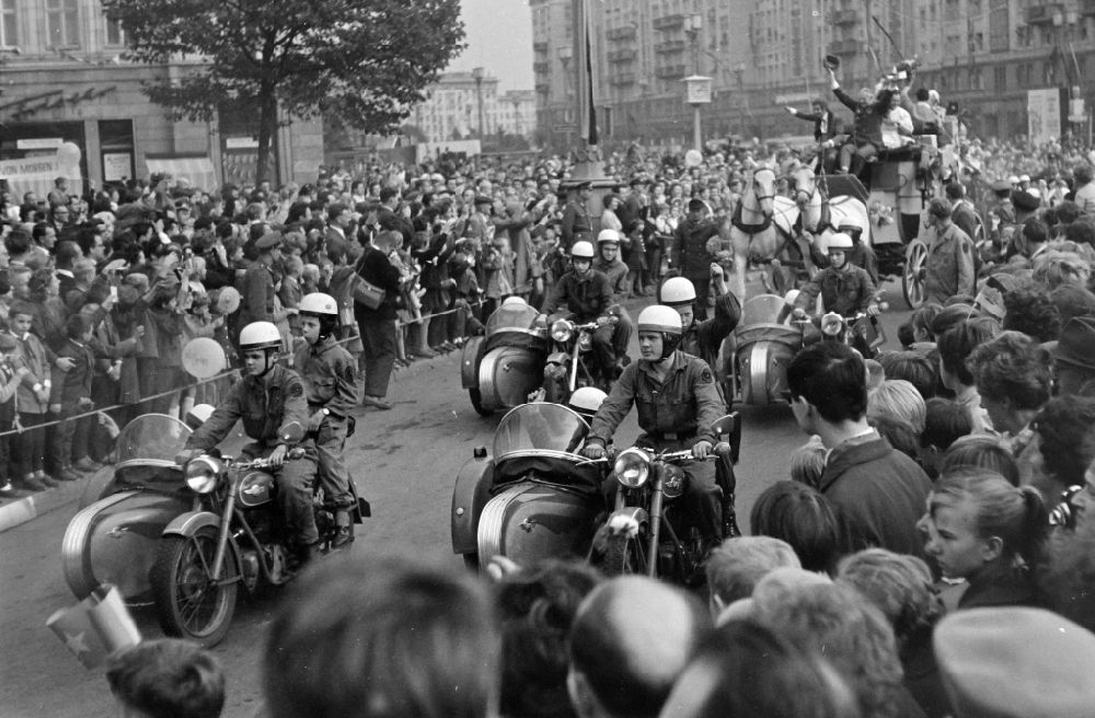 DDR-Bildarchiv: Berlin - Teilnehmer des Festumzuges zum 1.Mai auf den Straßen in Berlin in der DDR