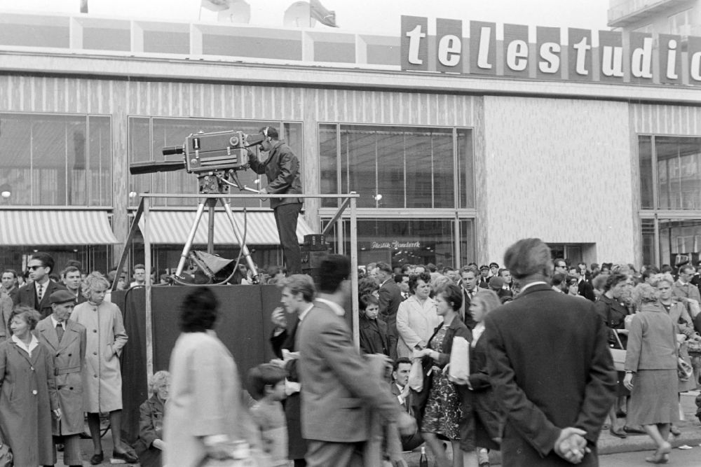 DDR-Fotoarchiv: Berlin - Teilnehmer der Festveranstaltung zum 20. Jahrestag vor dem Fernsehstudio Telestudio auf den Straßen im Ortsteil Mitte in Berlin in der DDR