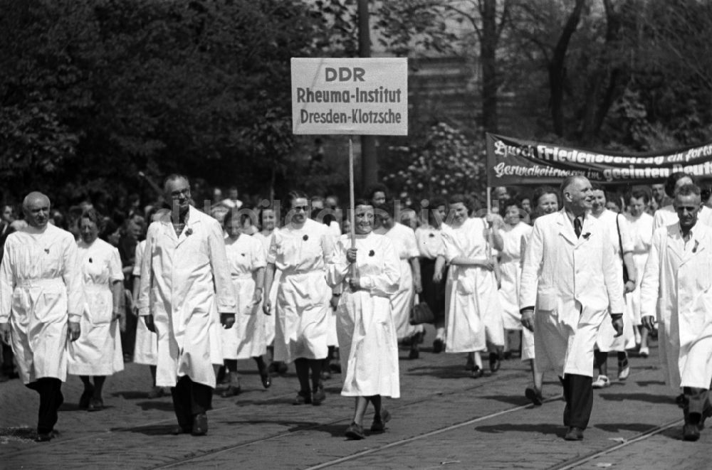 DDR-Bildarchiv: Dresden - Teilnehmer der 1. Maidemonstration auf den Straßen in Dresden in der DDR