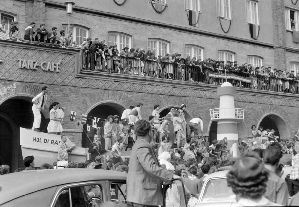 DDR-Bildarchiv: Rostock - Teilnehmer VI. Parlament der FDJ auf den Straßen in Rostock in der DDR