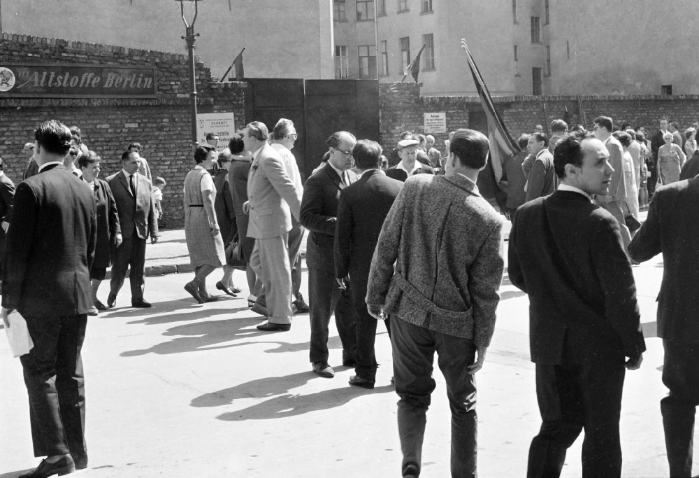 Berlin: Teilnehmer auf dem Stellplatz und Sammelplatz zum Feiertag des 1. Mai auf den Straßen in Berlin in der DDR