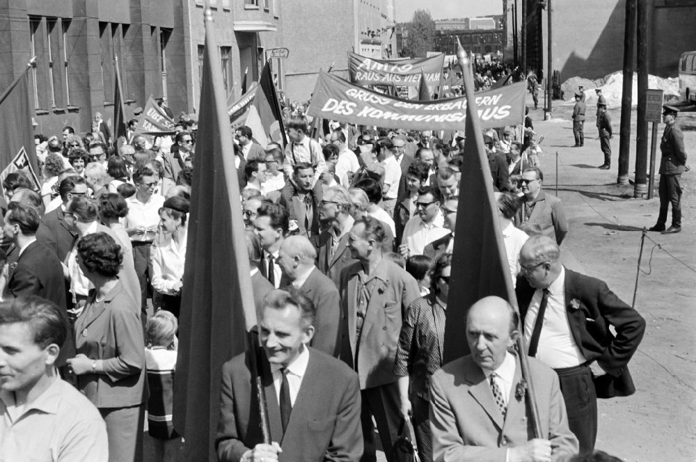 DDR-Bildarchiv: Berlin - Teilnehmer auf dem Stellplatz und Sammelplatz zum Feiertag des 1. Mai auf den Straßen in Berlin in der DDR