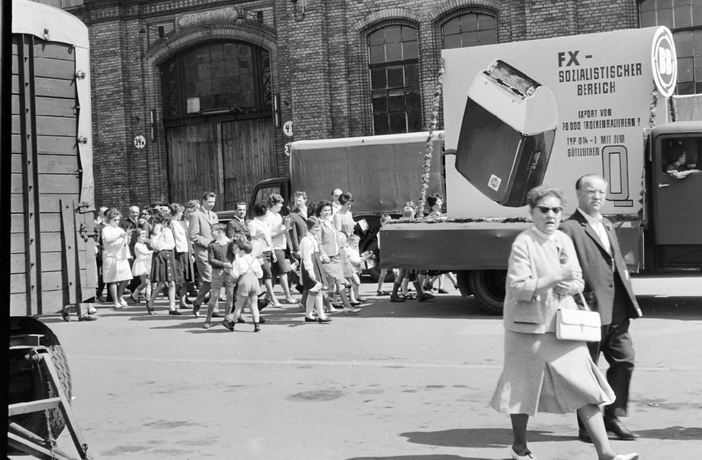 DDR-Fotoarchiv: Berlin - Teilnehmer auf dem Stellplatz und Sammelplatz zum Feiertag des 1. Mai auf den Straßen in Berlin in der DDR