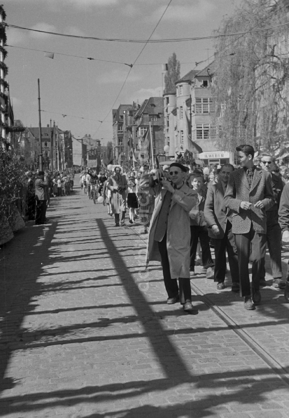 DDR-Fotoarchiv: Halberstadt - Teilnehmer des Umzuges zum 1. Mai auf den Straßen in Halberstadt in Sachsen-Anhalt in der DDR
