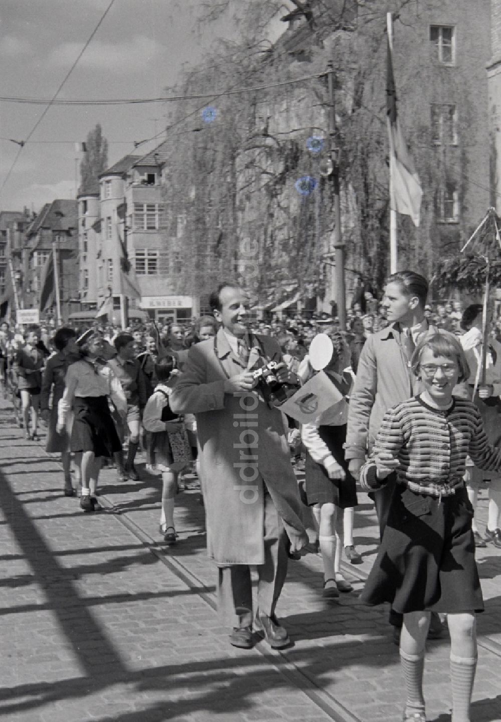 Halberstadt: Teilnehmer des Umzuges zum 1. Mai auf den Straßen in Halberstadt in Sachsen-Anhalt in der DDR