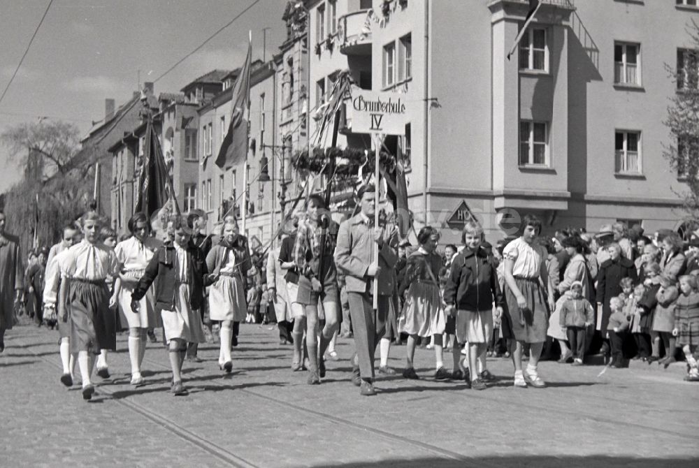 DDR-Bildarchiv: Halberstadt - Teilnehmer des Umzuges zum 1. Mai auf den Straßen in Halberstadt in Sachsen-Anhalt in der DDR