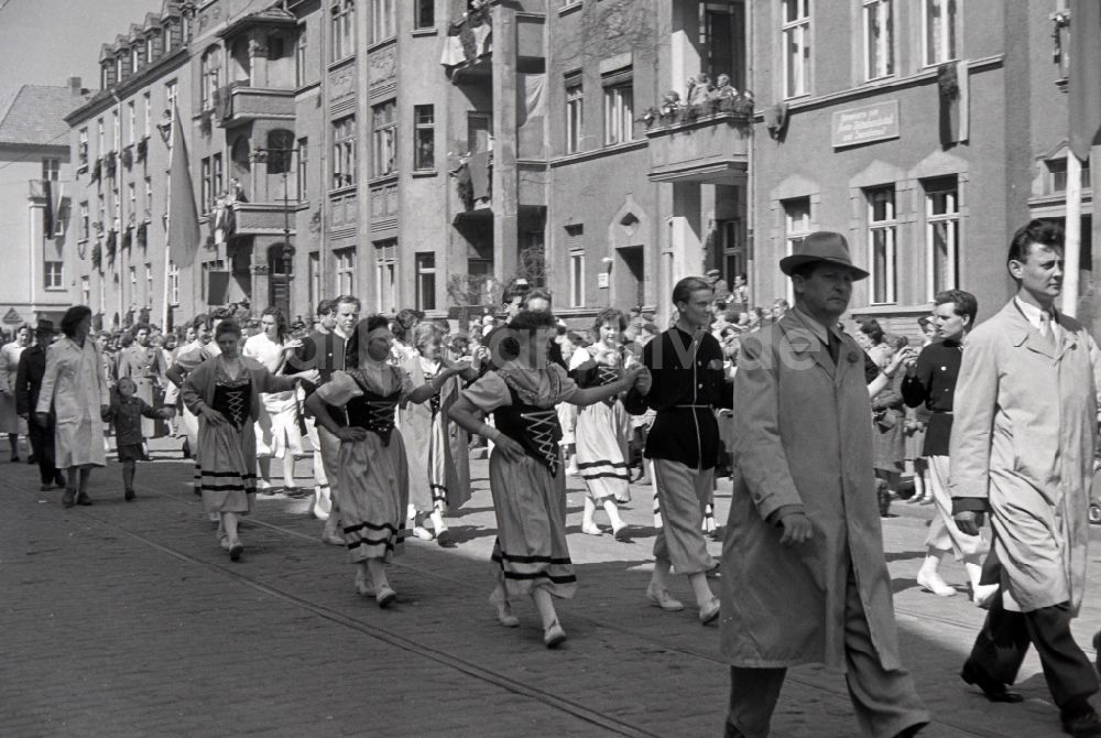 DDR-Fotoarchiv: Halberstadt - Teilnehmer des Umzuges zum 1. Mai auf den Straßen in Halberstadt in Sachsen-Anhalt in der DDR