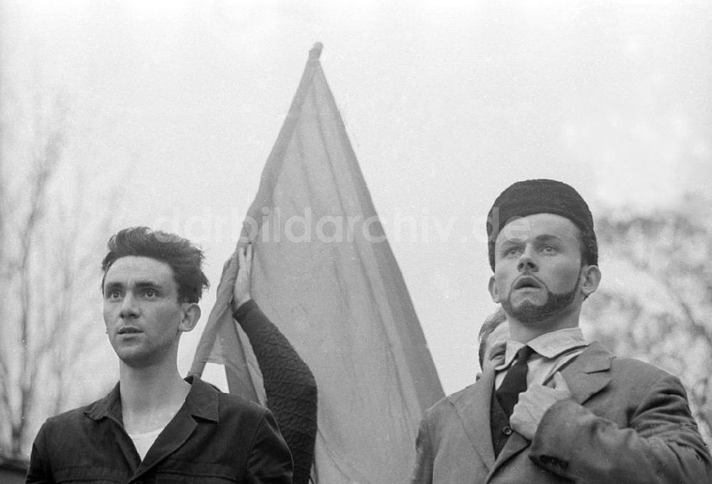 DDR-Bildarchiv: Leipzig - Teilnehmer einer Veranstaltung am Maifeiertag, Leipzig 1958