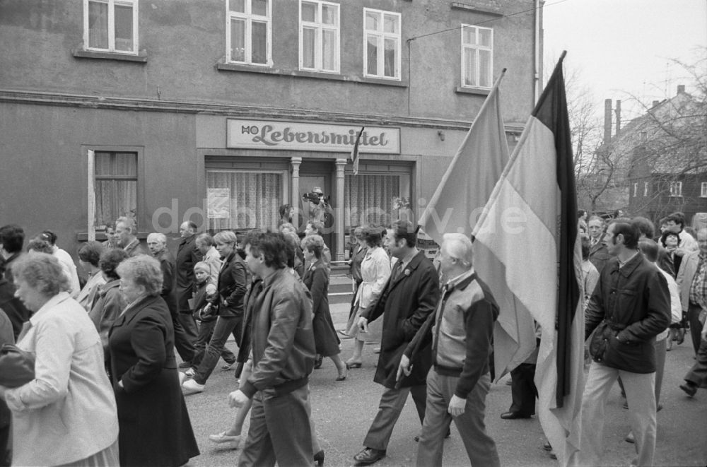 Ebersbach: Teilnehmer der Veranstaltung zum ersten Mai mit Fahnen in Ebersbach in DDR