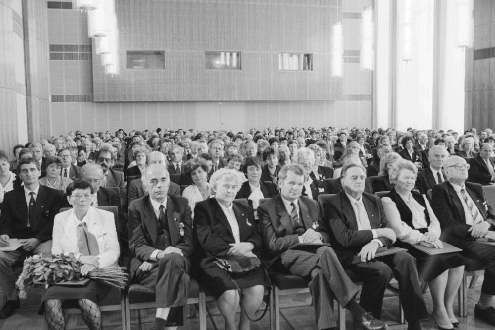 DDR-Fotoarchiv: Berlin - Teilnehmer der Veranstaltung zum Tag des Lehrers in Berlin in der DDR